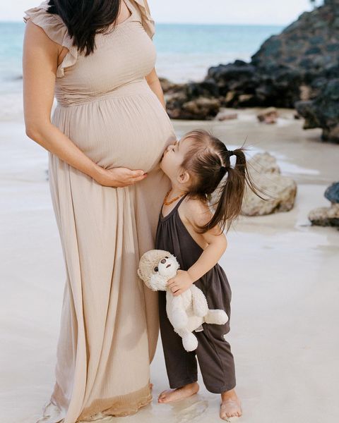 oahu beach maternity photoshoot annie groves