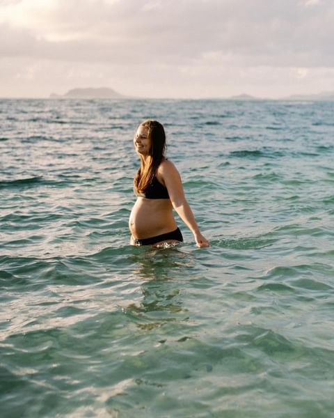 oahu hawaii beach maternity photoshoot annie groves 1