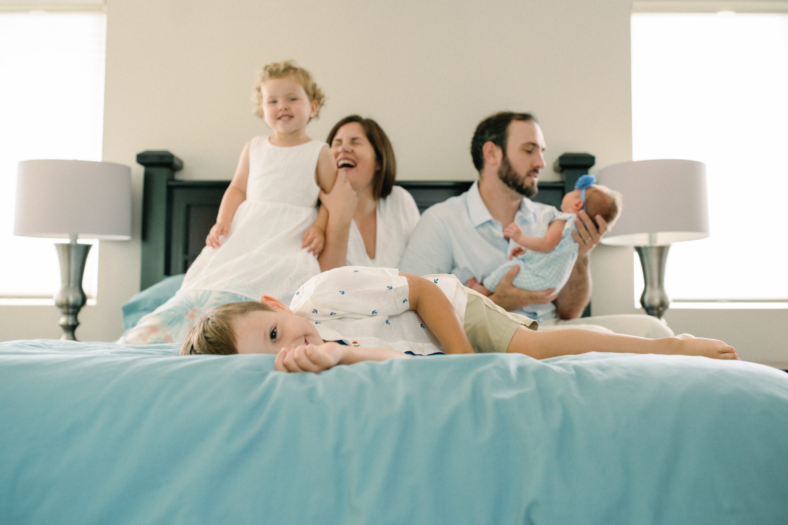 maternity photoshoot in bedroom