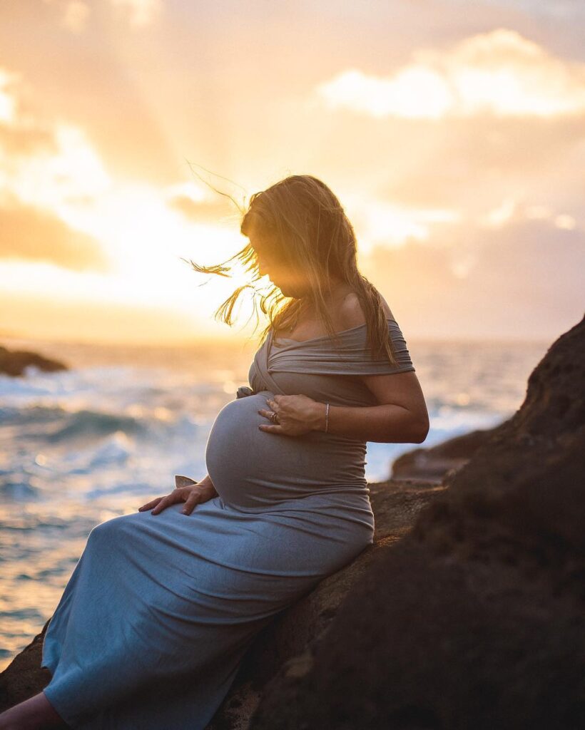 hawaii maternity photoshoot ideas